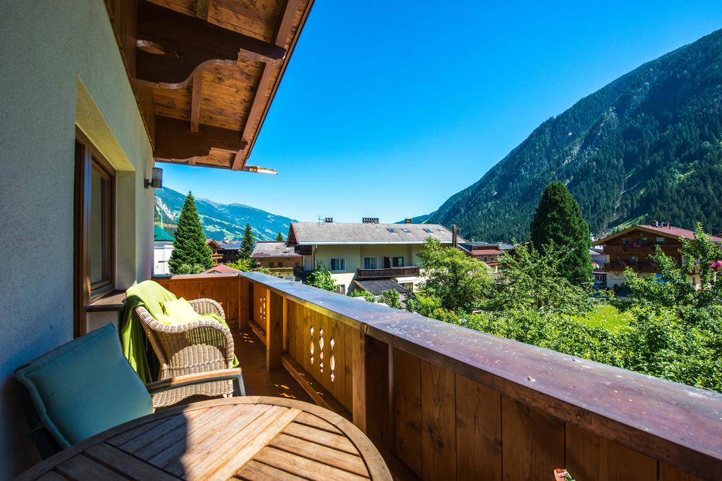 Studio Balcony,264016169:JPEG